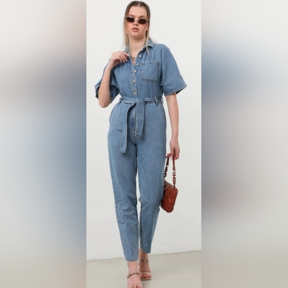 Banny Denim Short Sleeve Jumpsuit With Pockets Buttons And A Tie Waist Small